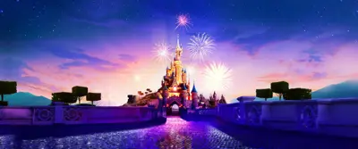 Castillo de Disneyland París con fuegos artificiales de fondo